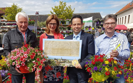 Erinnerung an den herrlichen Blumenmarkt im vergangenen Jahr mit Schirmherrin Heike Boomgaarden und Organisatoren. (Foto: Schmidt-Markoski)