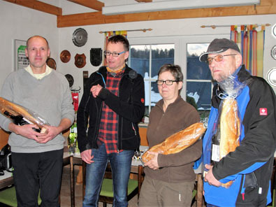 Die Boulefreunde aus Weienthurm erhielten aus den Hnden von Boule-Abteilungsleiter Hans-Gnther Ehlgen (2. von links) ihren verdienten Preis. Fotos: DJK