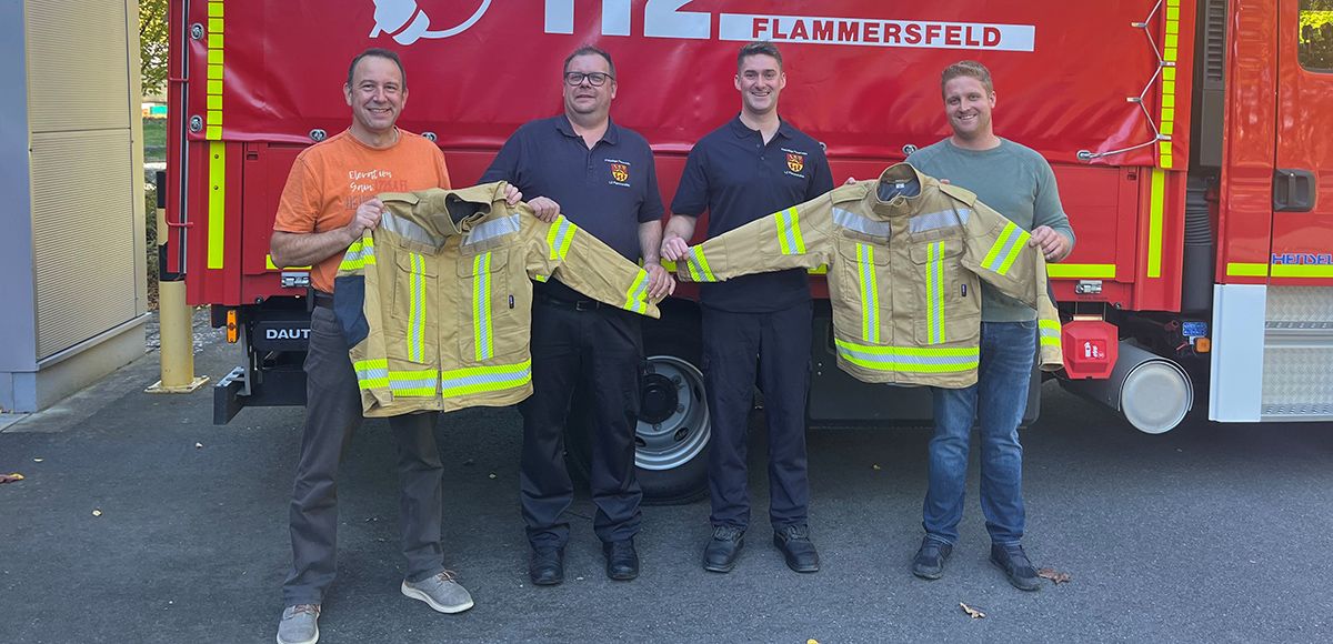 Die Feuerwehr Flammersfeld freut sich ber die neuen Einsatzjacken. (Frderverein FF)