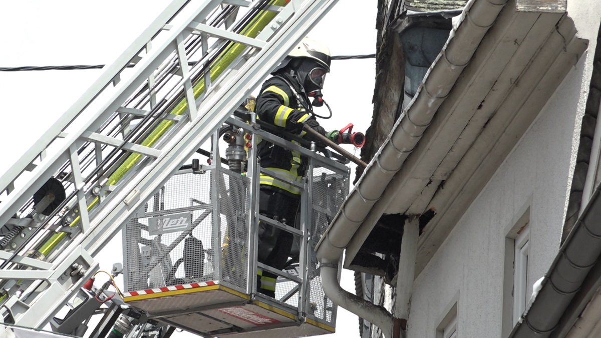 AKTUALISIERT: Dachstuhlbrand in Montabaur erfolgreich eingedmmt