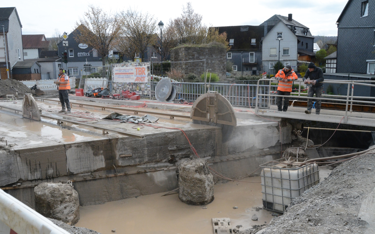 Das Wasser vom Sgevorgang wird an der Brcke aufgefangen und von dort in Behlter gepumpt, wo sich das Sediment absetzt. (Fotos: tt)