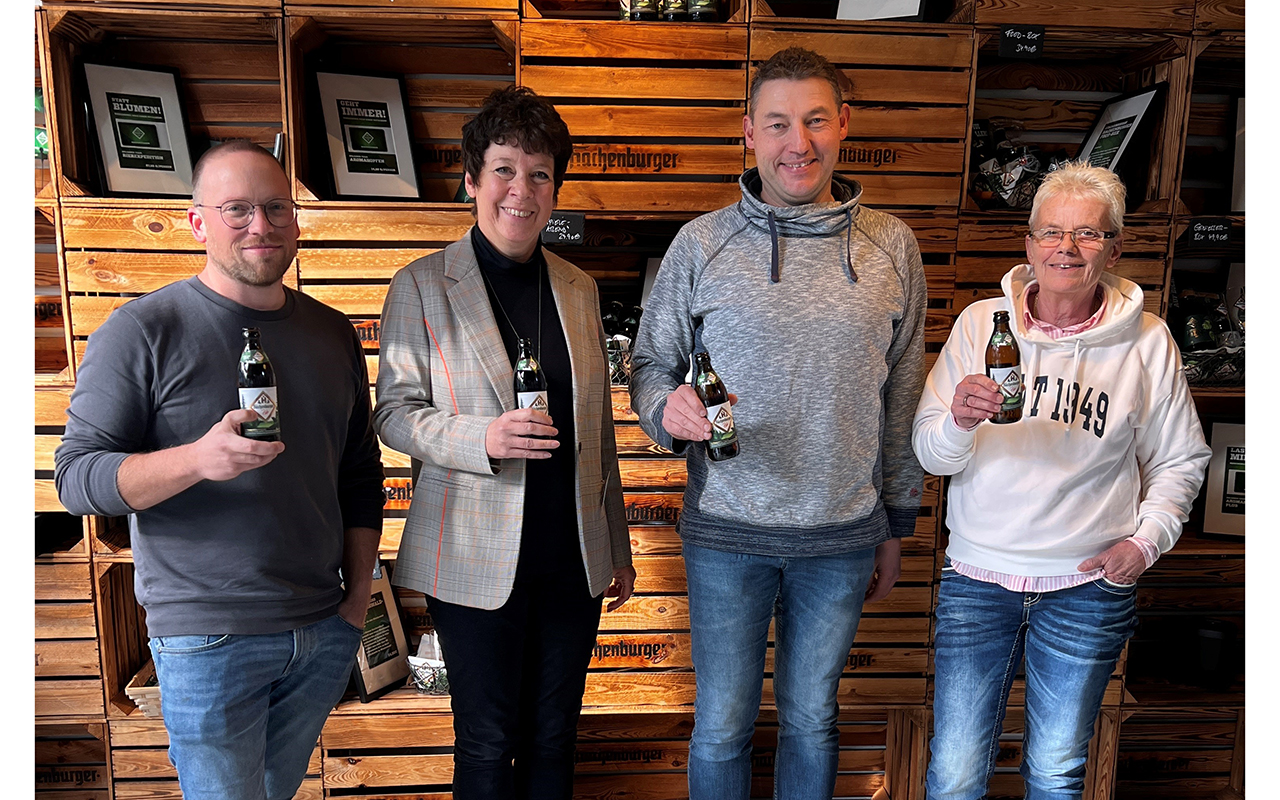 Sie freuen sich ber ein hervorragendes Ergebnis (von links): Florian Wisser, Leitung der Abfll-Technik bei Hachenburger, Auditorin Jutta Frster, Maik Grn, Leitender Braumeister der Westerwald-Brauerei, sowie Carmen Mller, Leitung der Qualittskoordination bei Hachenburger. (Foto: Westerwald-Brauerei)