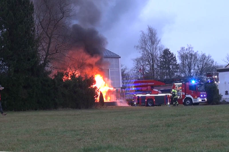 Schuppen und PKW werden in Dierdorf Raub der Flammen