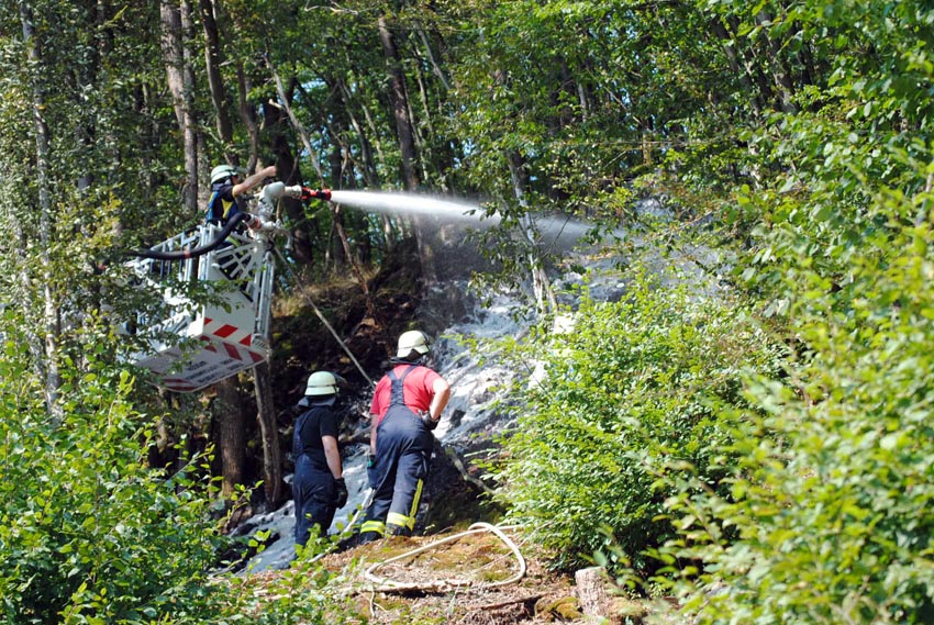 Rund 300 Quadratmeter Bschung brannten. (Fotos: kk)