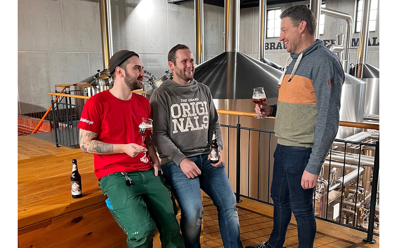 Maik Grn (von rechts), Tim Mller und Jakob Zimmermann konnten bereits vorab das diesjhrige Hachenburger Special verkosten. Ab jetzt ist es auch wieder im Getrnkehandel und der guten Gastronomie zu finden. (Foto: Westerwald Brauerei)
