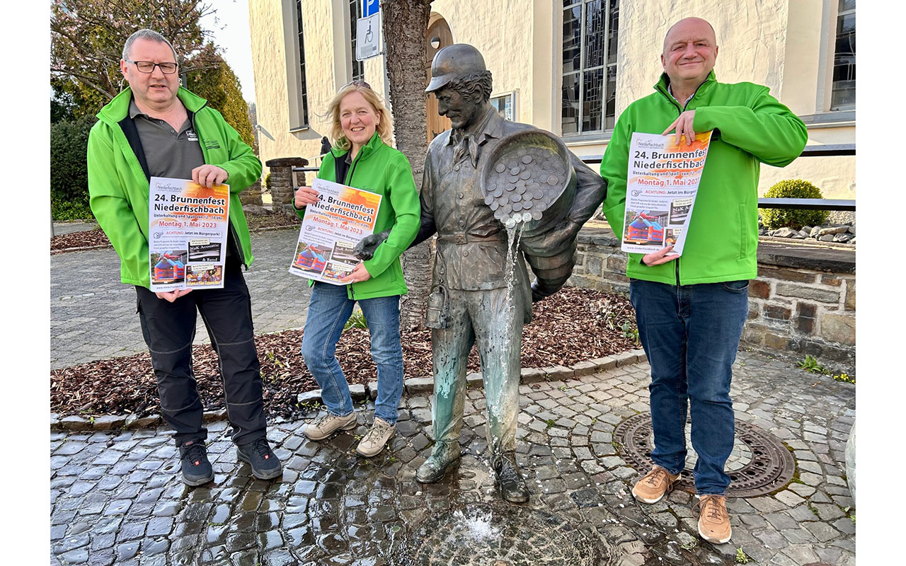 Von links: Valentin Weyel Beisitzer, Marita Wschenbach Kassiererin und Geschftsfhrer Gerd Braas von der Aktionsgemeinschaft prsentieren das Plakat zur Veranstaltung am Niederfischbacher Bunnenmann. (Foto: Aktionsgemeinschaft)
