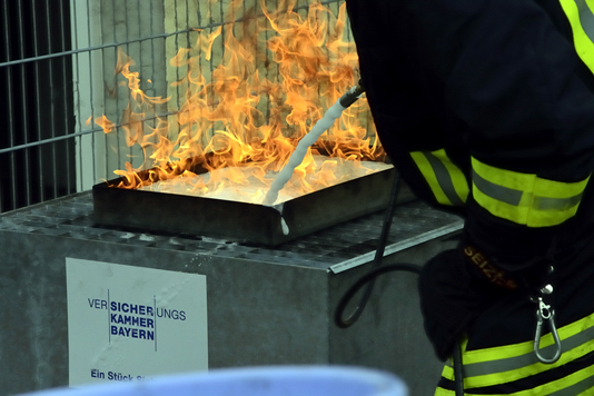 Mit dem Schaumtrainer des Landesfeuerwehrverbandes werden verschiedene Versuche durchgefhrt. Fotos: Matthias Lemgen