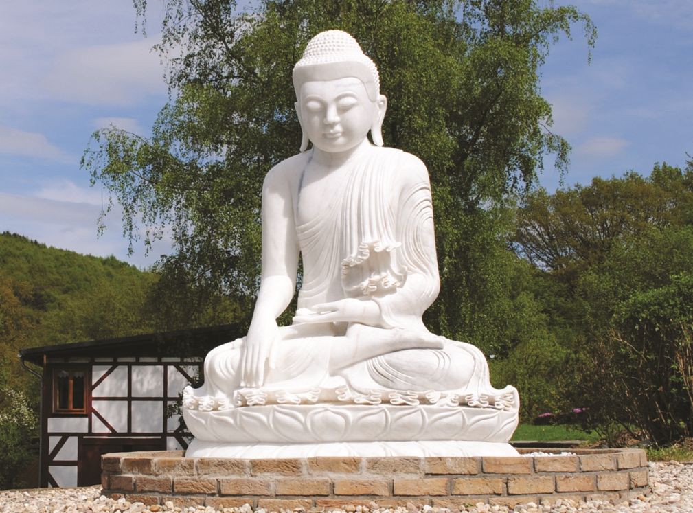 Markant: Die Buddha-Statue im Eingangsbereich von Pracht-Hassel. Foto: Dhamma-Stiftung