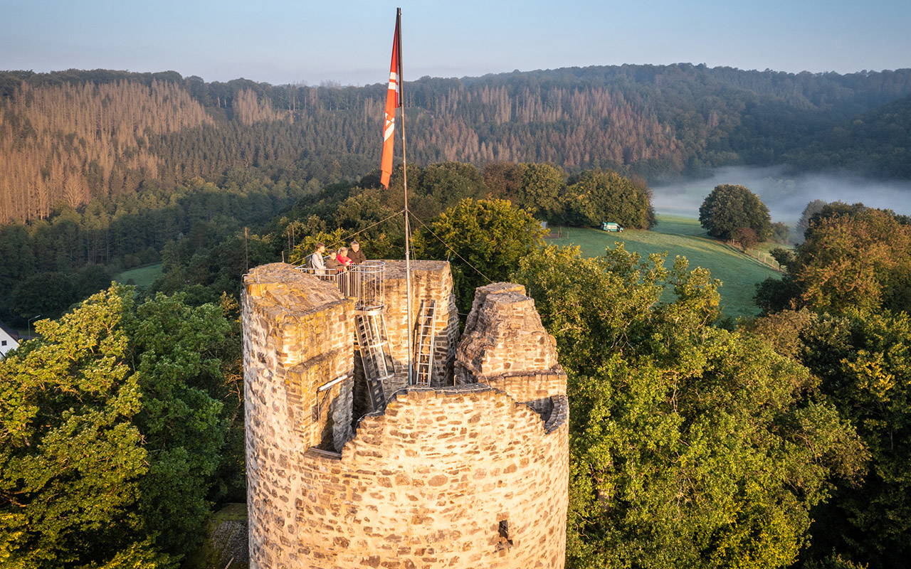 Die Gstefhrer bringen ihren Feriengsten die Sehenswrdigkeiten nher. Hier die Burgruine von Burglahr. (Foto: Dominik Ketz)