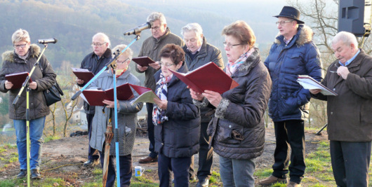 Der Kirchenchor Ccilia Oberlahr unter der Leitung von Gertrud Murr-Roth brachte auf dem Burgberg in Burglahr nicht nur ein Stndchen sondern sang auch gemeinsam mit den Besucherinnen und Besucher. (Foto: Petra Schmidt-Markoski)
