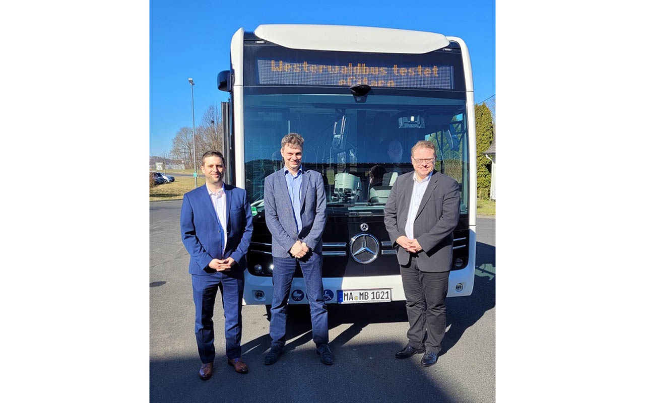 Tobias Gerhardus, Vorsitzender der Gesellschafterversammlung der Westerwaldbahn, Oliver Schrei, Geschftsfhrer der Westerwaldbus und Steffen Rothenpieler, National Account Manager PNV, Mercedes-Benz und Setra Omnibusse (von rechts). (Foto: Westerwaldbus)