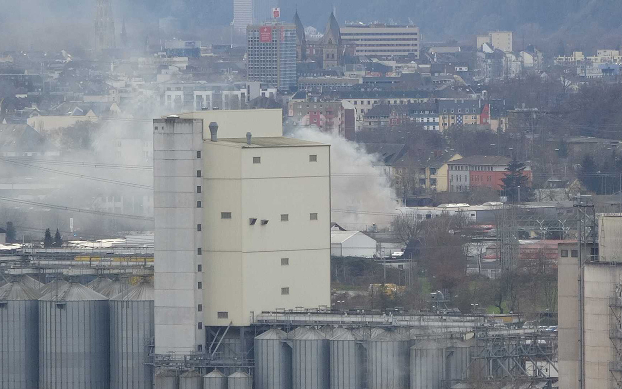 Der Rauch war ber Koblenz zu sehen. (Foto: Uwe Schumann)