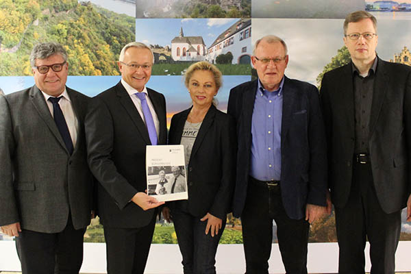 1. Kreisbeigeordneter Michael Mahlert, Landrat Achim Hallerbach, Helga Zoltowski/Kreisverwaltung Neuwied, Ralph Hinz und Dr. Holger Jansen/Agentur Landmobil (von links). Foto: Kreisverwaltung
