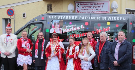 Frank Stver (3. von links) von der Stver GmbH & Co. KG bergab das Prinzessinnenmobil offiziell an die Wissener Tollitten und die Verantwortlichen der Karnevalsgesellschaft. (Foto: Verein)