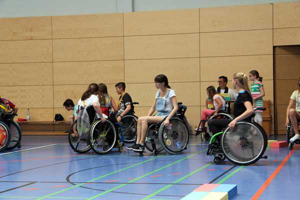 Jrg Khler vom Team des TV-Laubenheim zeigt vielfltige Spiel- und Sportmglichkeiten im Rollstuhl. Fotos: Rhein-Wied-Gymnasium Neuwied