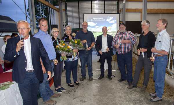 Einige Akteure, die sich intensiv mit der Zukunft der Landwirtschaft im heimischen Raum befassen (von links nach rechts): Achim Hallerbach, Familie Quirin (junior und senior) vom Rehhof in Rscheid, Markus Pfeiffer, Geschftsfhrer Regionalmarke Eifel, Kreisbauernvorsitzender Ulrich Schreiber sowie Vertreter von Naturschutzverbnden. Foto: Privat