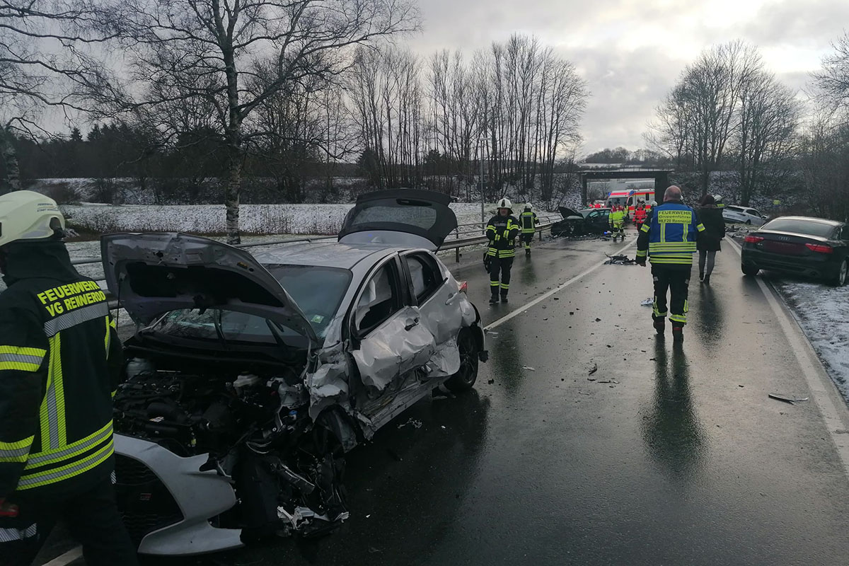 Aktualisiert: Sommerreifen bei Schnee fhrten zu schwerem Verkehrsunfall auf der B 54