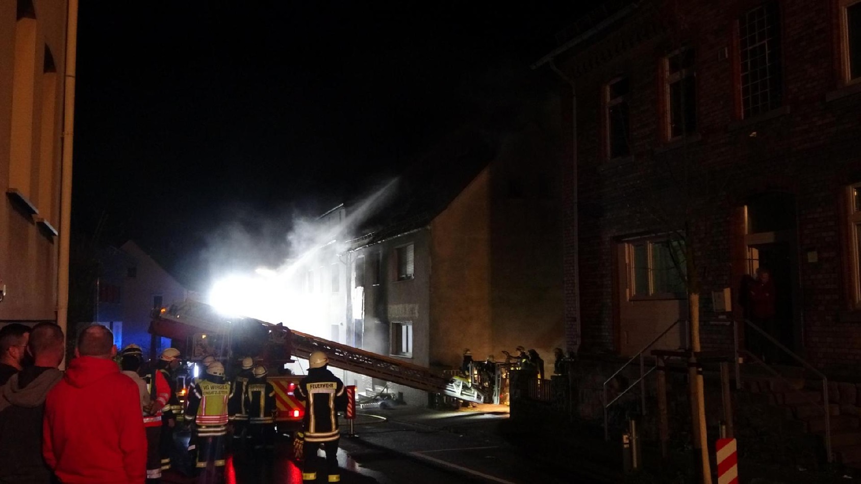 Die Feuerwehr bekmpfte den Brand mit allen Mitteln. (Alle Fotos: Uwe Schumann)