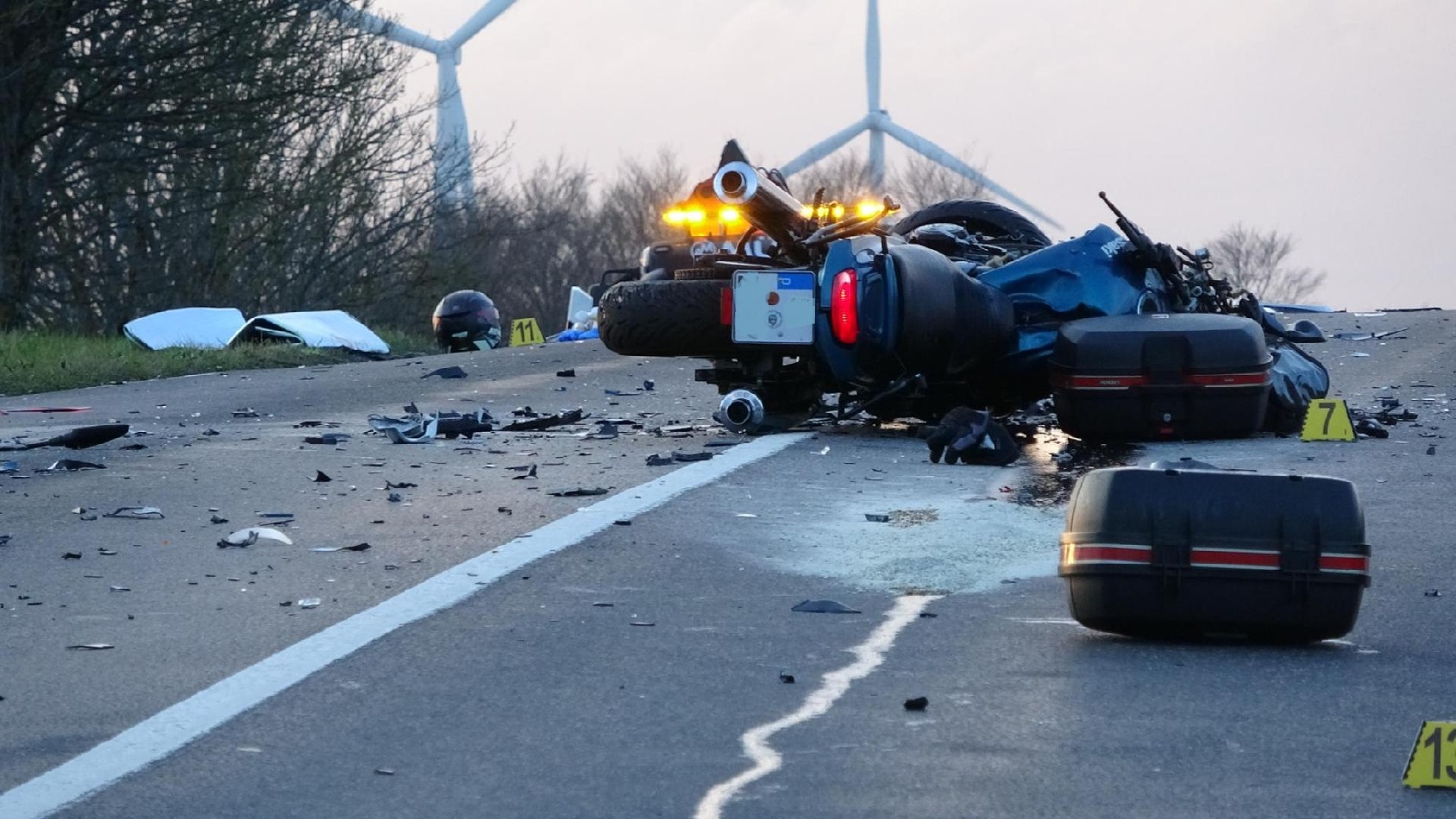 Beide Motorradfahrer starben bei dem Unfall (Alle Fotos: Uwe Schumann)