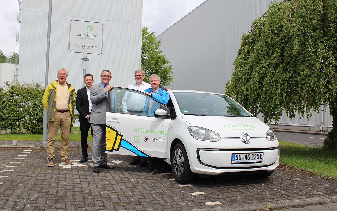 Von links Gerhard Baumeister (Car&RideSharing Community eG), Daniel Borchert (Bereichsleiter Markt BHAG), Kersten Kerl (Vorstand BHAG), Stephan Reuter (Leiter Netzwirtschaft BHAG), Otto Neuhoff (Brgermeister Stadt Bad Honnef). (Foto: BHAG)