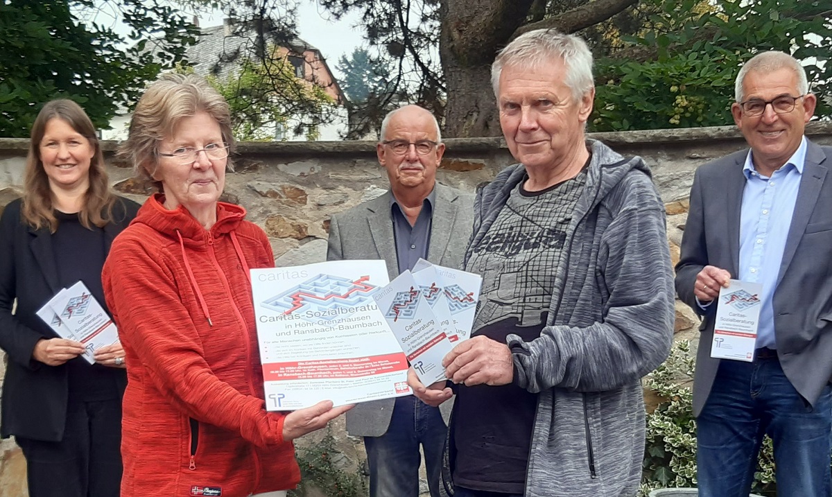 Sie sind knftig auch fr Hilfesuchende in Ransbach-Baumbach da (v.r.): Die ehrenamtlichen Caritas-Sozialberater Wiegand Otterbach, Olaf Eklund, Guntram Portugall, Elke Eklund sowie Pastoralreferentin Sonja Perk. (Fotoquelle: Caritasverband Westerwald-Rhein-Lahn e.V.)