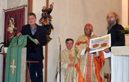 Caritas-Direktor Eberhard Khler, Pfarrer Rudolf Reuschenberg, Kardinal Toribio Ticona und Hermann Hesse vom Weltladen (von links) bei der Spendenbergabe. Foto: Weltladen