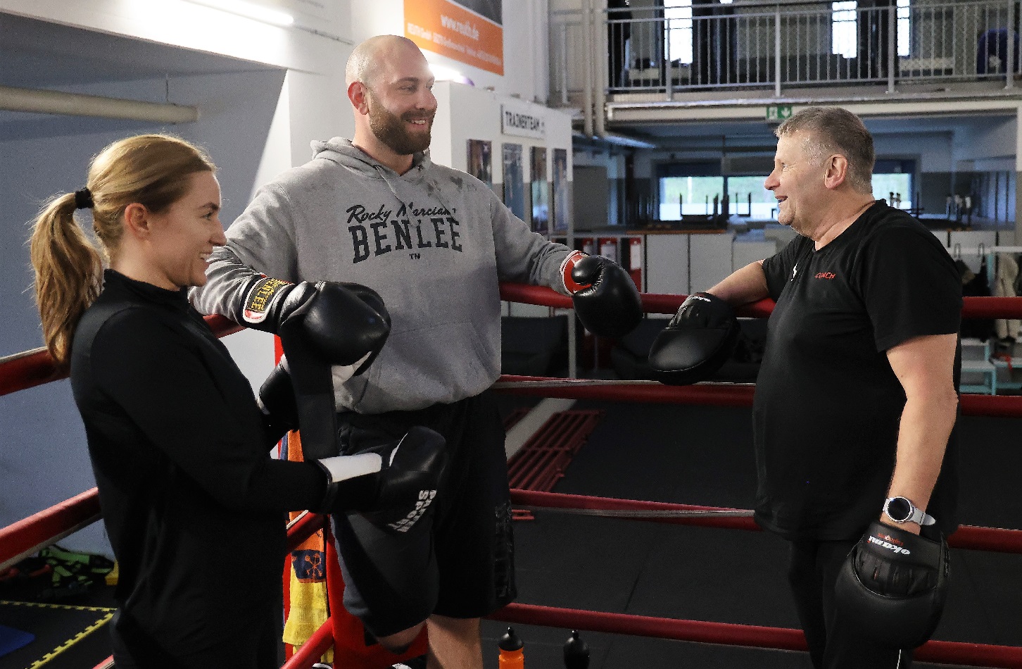 (v.l.) Die Boxprofis Carlotta Ginger Berlin und Daniel "Triple D" Dietz mit Trainer  Peter Schmidt. (Alle Fotos: Jrg Niebergall)