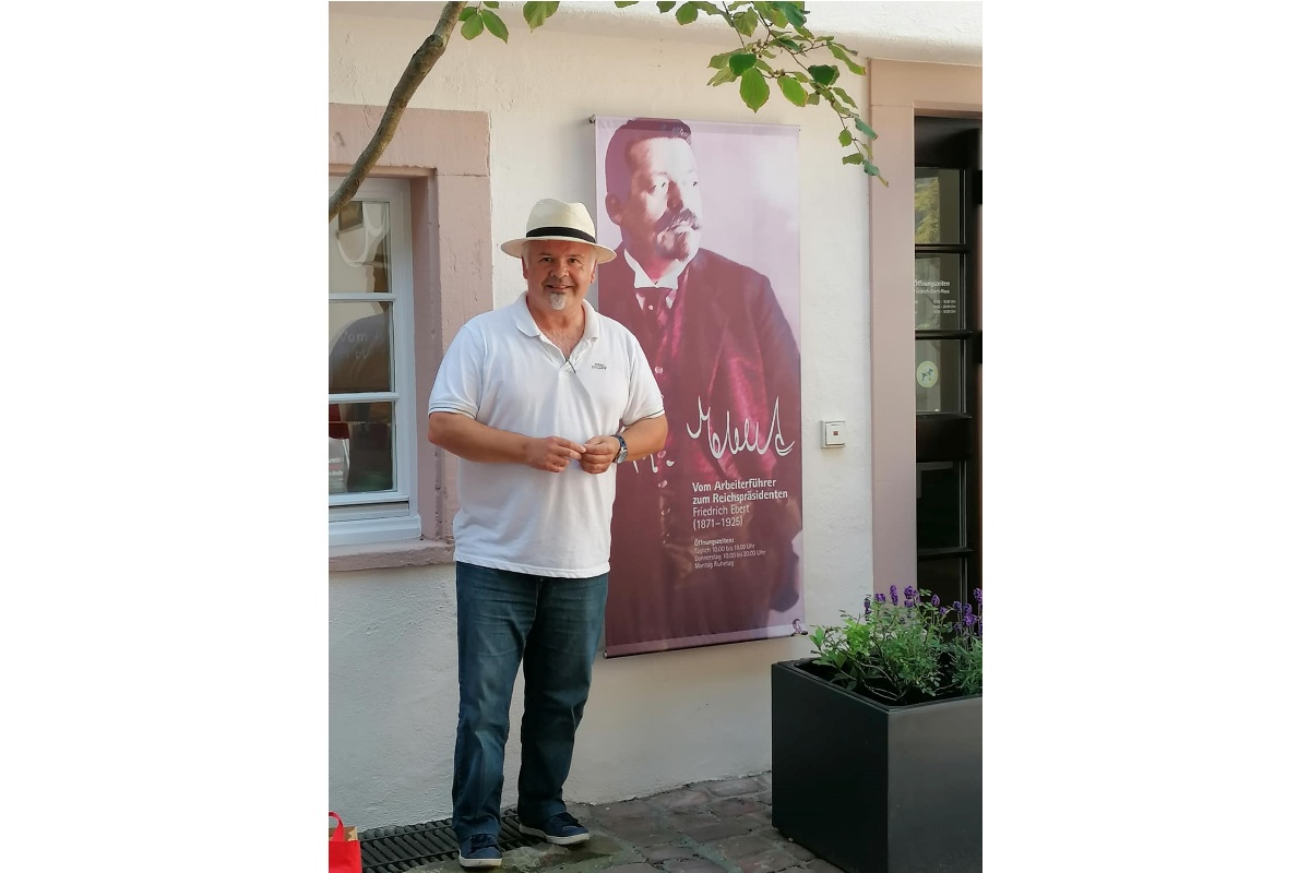 Ferhat Cato im Hof des Geburtshauses von Friedrich Ebert in Heidelberg. (Foto: privat/DGB)