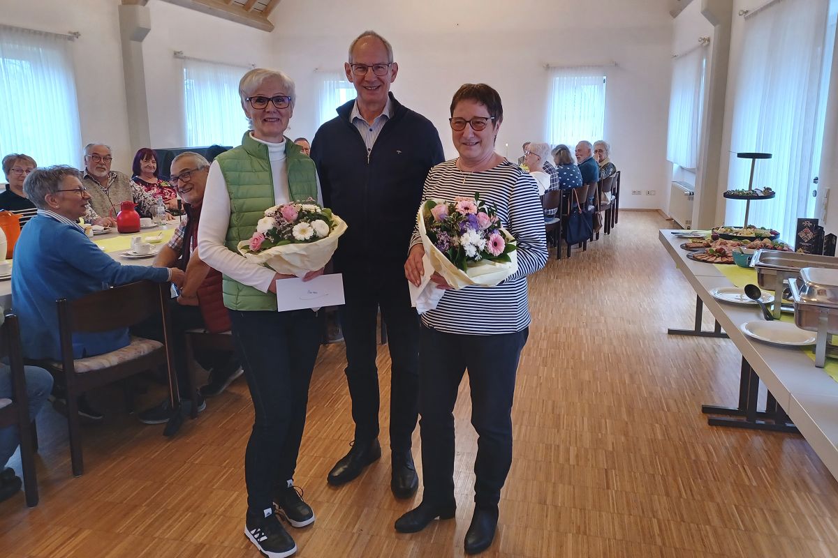 Sie haben 200 Mal das Dorffrhstck in Gackenbach organisiert: Marianne Weidenfeller (links) und Adelheid Odelga. Dafr gab es ein dickes Dankeschn von Ortsbrgermeister Hans Ulrich Weidenfeller. (Foto: Verbandsgemeinde Montabaur / Christina Wei)