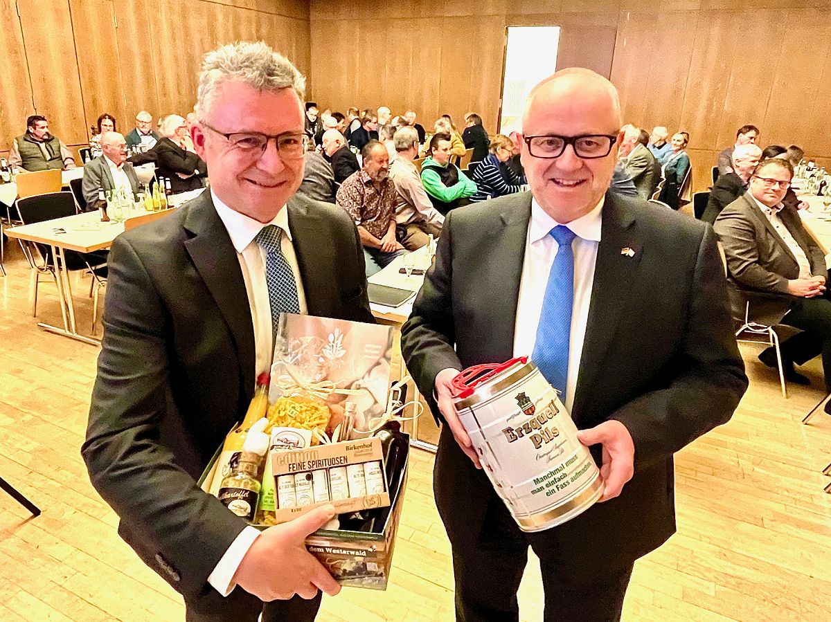 Landrat Dr. Peter Enders (r.) berreichte an seinen Kollegen Dr. Achim Brtel als Dank fr den ausgezeichneten Vortrag eine Westerwald-Box sowie ein Fsschen heimischen Bieres. (Foto: Kreisverwaltung/Thorsten Stahl)