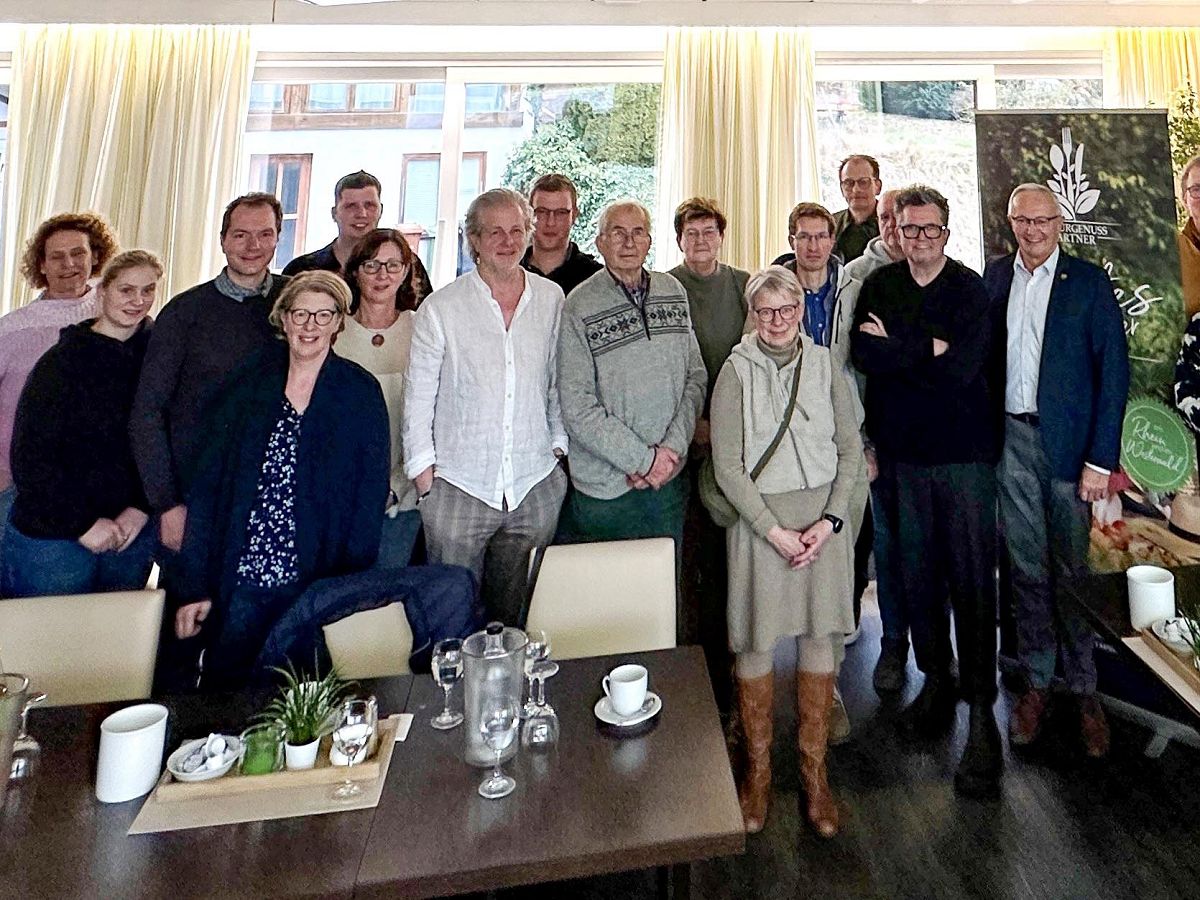 Beim ersten Netzwerktreffen 2025 im Landhotel Fernblick in Hmmerich freute sich Landrat Achim Hallerbach und Naturgenuss-Projektleiter Jrg Hohenadl ber rund 30 Partner, die sich ber die in diesem Jahr geplanten Aktionen fr 2025 informieren und in Austausch kommen wollten. (Foto: Thomas Herschbach)