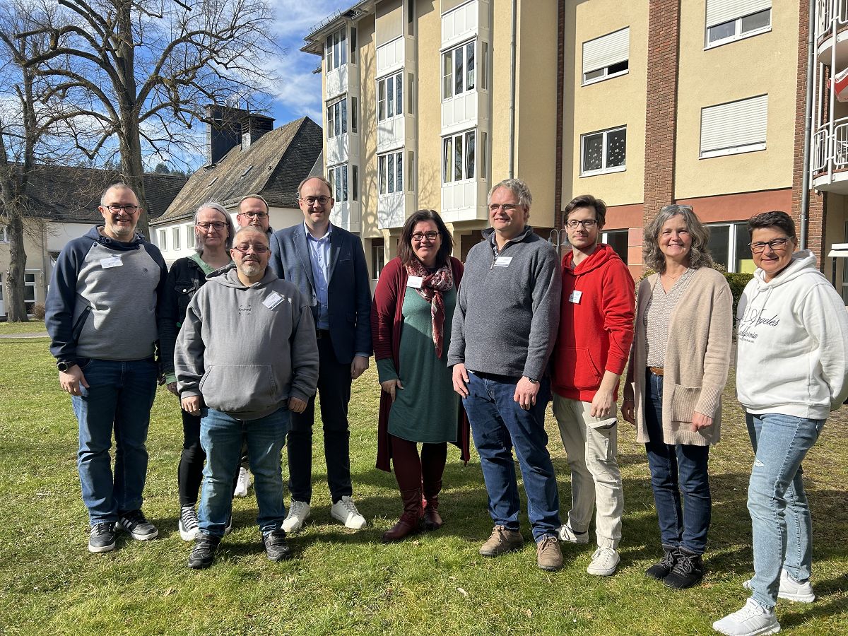 v.l.n.r.: Christoph Deres, Anke Groth, Kevin Mller, Pierre Fischer, Christiane Schilling, Andreas Dumsch, Matthias Wertgen, Carmen Boden, Bianca Sydow, vorne: Burhan Bircan (Foto: Pierre Fischer)