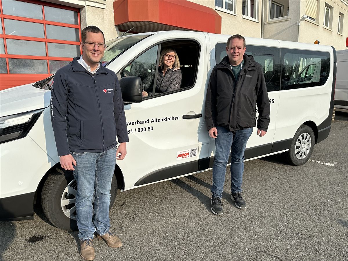 Fahrzeugbergabe durch den DRK-Kreisgeschftsfhrer, Marcell Brenner (l.), und dem Disponenten der Behindertenbefrderung, Hartmut Sarrazin (r.) (Foto: DRK-Kreisverband Altenkirchen)