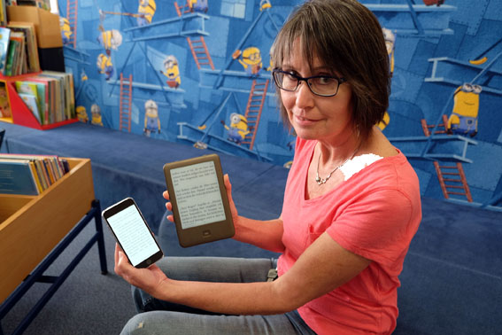 Barbara Lipppok, die Leiterin der Neuwieder Stadtbibliothek, meldet stndig steigende Zahl im Onleihe-Geschft. Sie selbst liest schon seit Langem E-Books. Foto: Privat