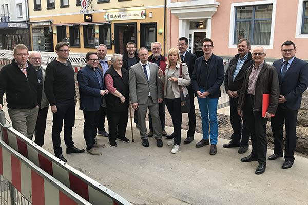 Oberbrgermeister Jan Einig und SWN-Geschftsfhrer Stefan Herschbach geben den Mitgliedern der CDU-Stadtratsfraktion einen aktuellen berblick zur Baumanahme in der Marktstrae. Foto: CDU   