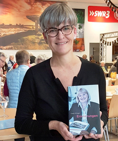 Claudia Kirschbaum las aus dem Buch der Grnderin der Aktionsgruppe Kinder in Not e.V, Gisela Wirtgen. (Foto: Seniorenakademie)