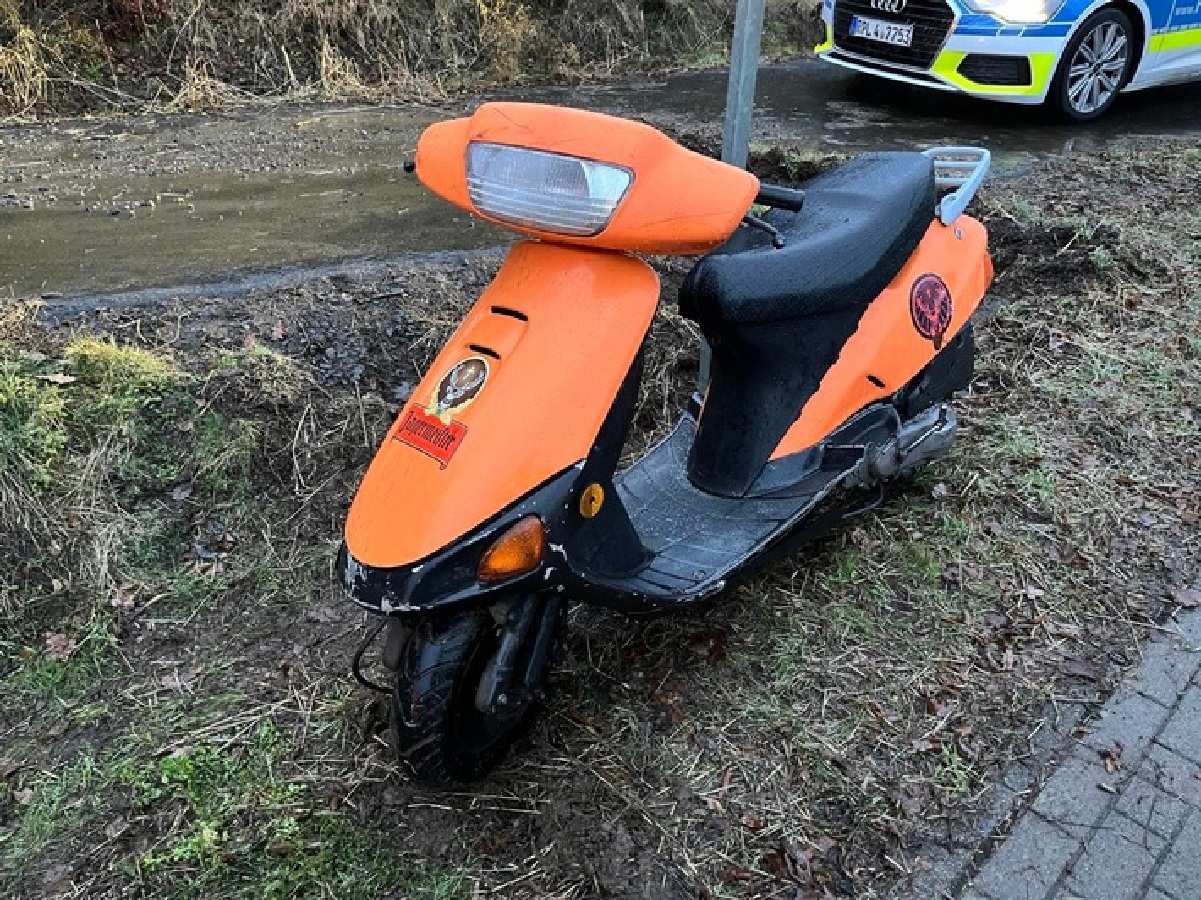 Rtselhafter Fund: Orangefarbener Roller ohne Kennzeichen in Niederdreisbach entdeckt