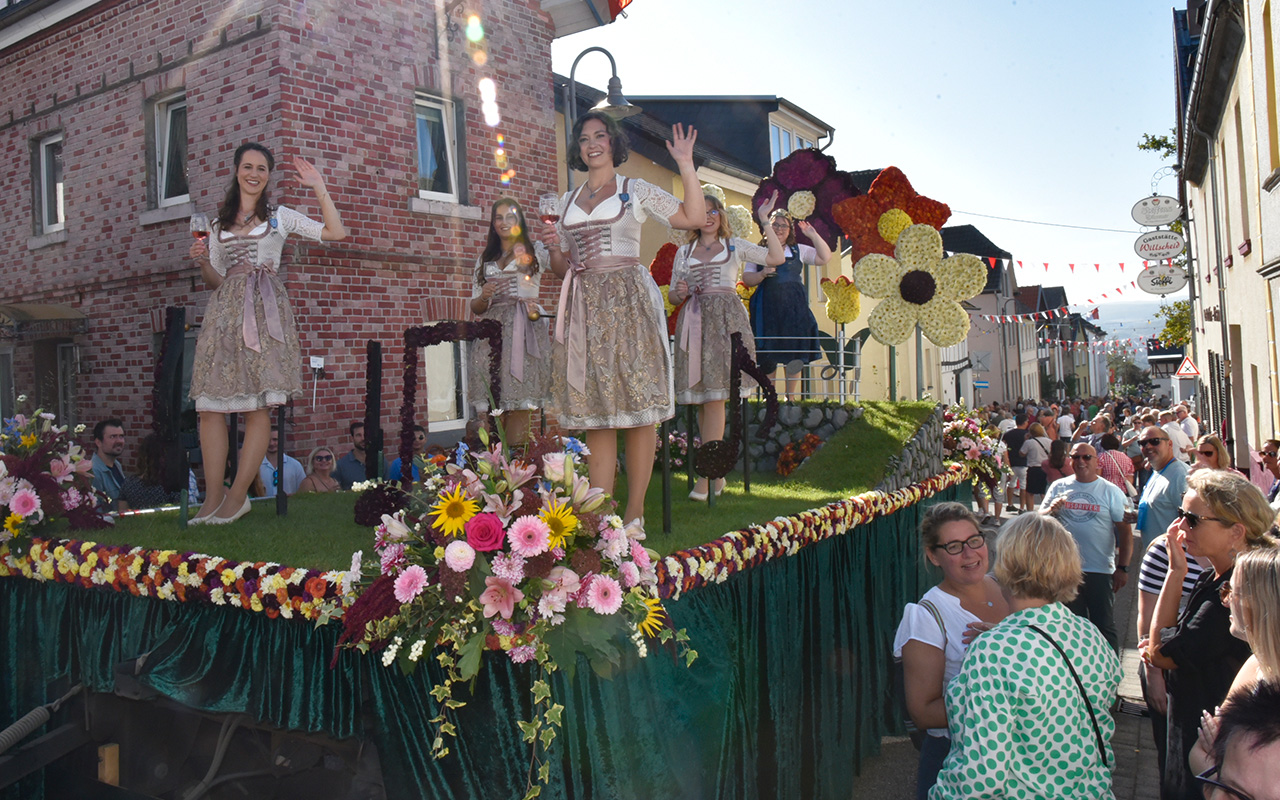 Weinfest Dattenberg glnzte mit Erntedank- und Winzerfestumzug