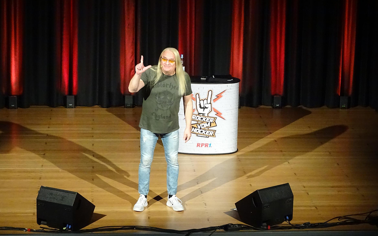 Comedian Sven Hieronymus rockte das Brgerhaus in Daaden 