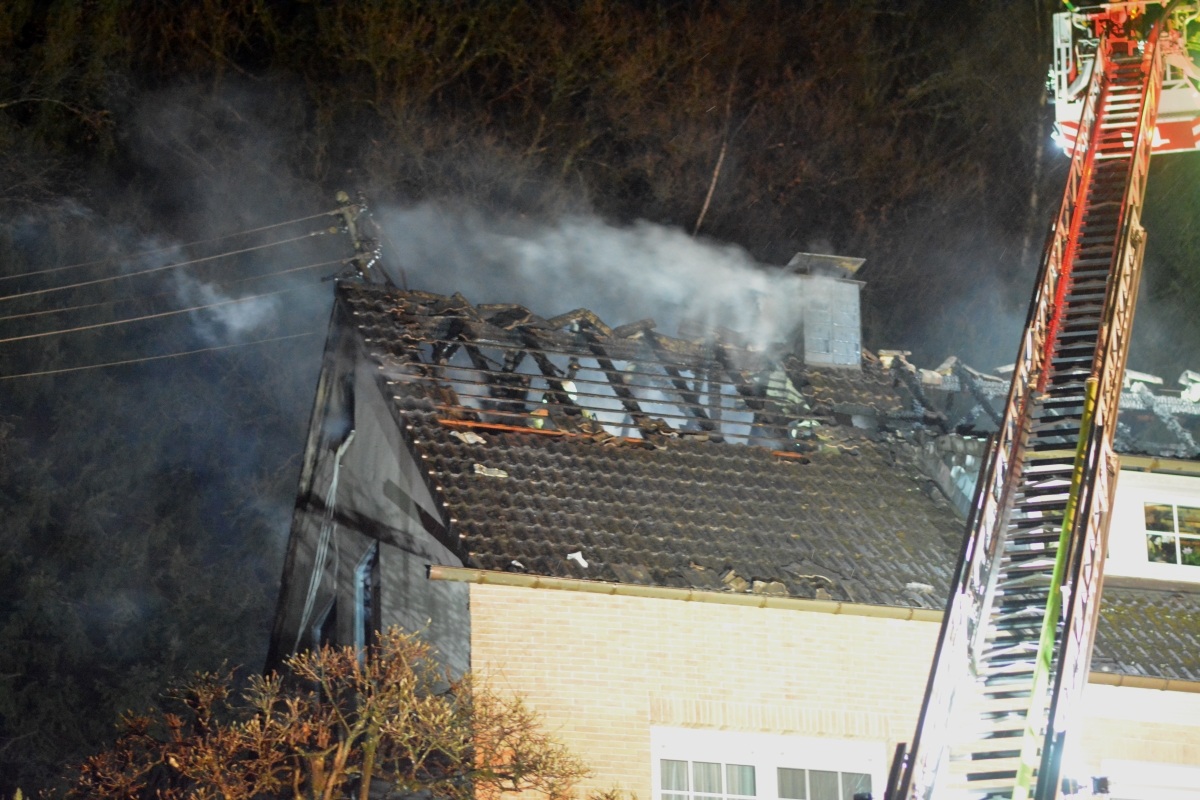 Aus bislang ungeklrter Ursache hat am Donnerstagabend (24. Februar) der Dachstuhl in diesem Mehrparteienhaus an der Weiherstrae in Niederschelderhtte gebrannt. Circa 100 Einsatzkrfte von Wehren und DRK waren vor Ort. Die Ermittlungen der Kripo laufen. (Foto: tt)