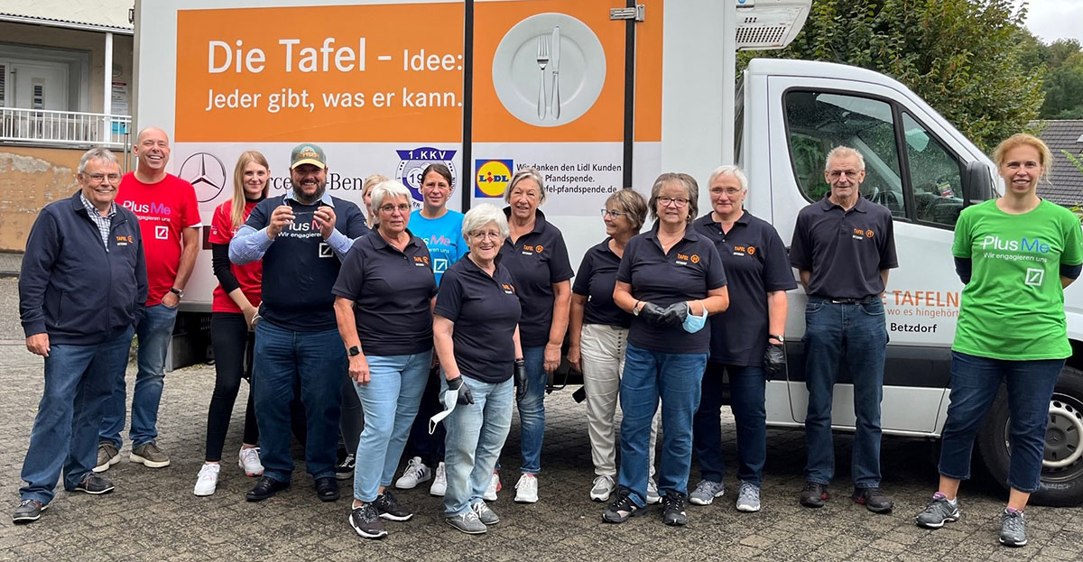 Das Filialteam bringt sich bei der Tafel ein. (Foto: Deutsche Bank)