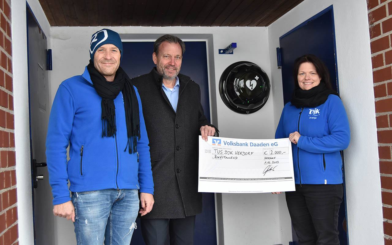 Von links Christian Grnebach (Geistlicher Beirat des TuS DJK Herdorf), Johannes Solbach (Geschftsstellenleiter Volksbank Daaden in Herdorf) und Svenja Boldt (2. Geschftsfhrerin des TuS DJK Herdorf). (Foto: Volksbank Daaden)