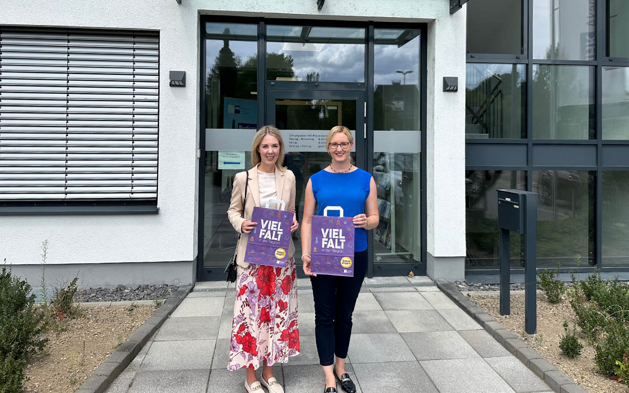 Ellen Demuth (links) und Kristina Kutting machen auf die Aktion Heimat Shoppen aufmerksam. (Foto: Beate Kerres)