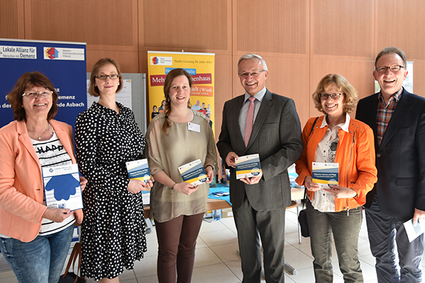 Der Infonachmittag wurde durch den 1. Kreisbeigeordneten Achim Hallerbach, der Netzwerkkoordinatorin, Ulla Mller, der Koordinatorin des Mehrgenerationenhauses Neustadt Angela Mu, Ortsbrgermeisterin Jutta Wertenbruch und MdB Erwin Rddel erffnet. 