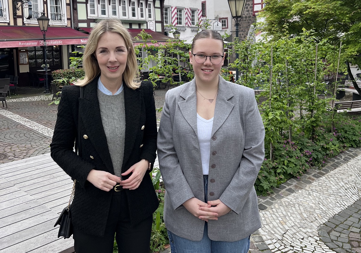 Isabelle Fossemer (rechts) durfte zwei Wochen lang in den Beruf der Politikerin reinschnuppern. (Foto: Brgerbro Ellen Demuth)