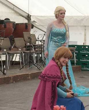 Aus dem Disney-Film "Die Eisknigin" kam Schneeknigin Elsa mit Schwester Anna und sorgte bei den Jngsten im Festzelt fr Begeisterung. Fotos: MV Dermbach