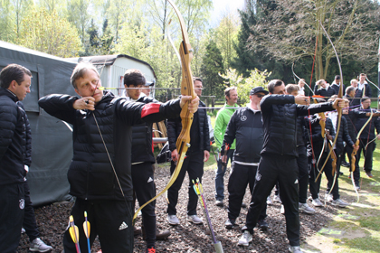 DFB U-17 Fuball-Nationalmannschaft zum Bogenschieen in Gebhardshain