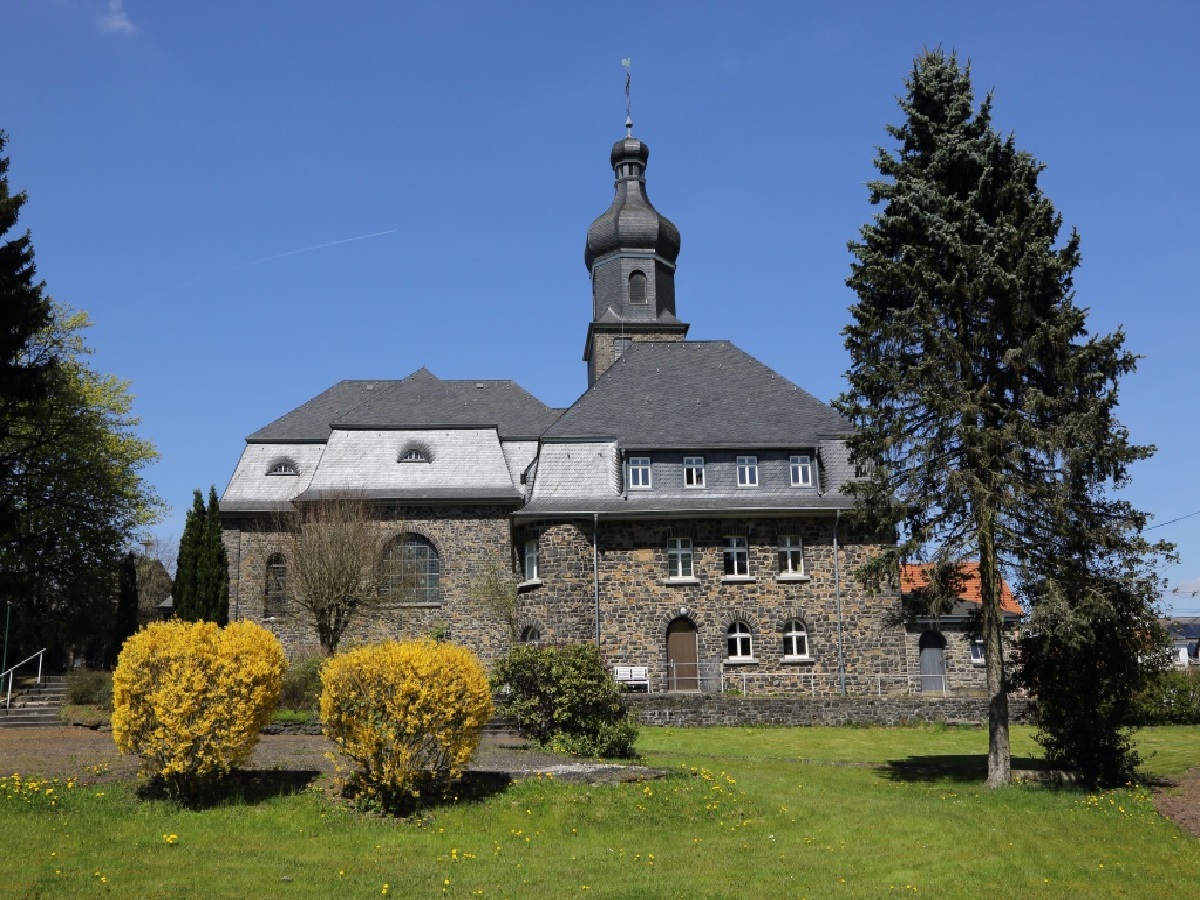 Die Herz Jesu Kirche in Langenhahn feiert vom 5. Juli bis zum 7. Juli ihren
100. Geburtstag. (Foto: Pfarrei Liebfrauen Westerburg)