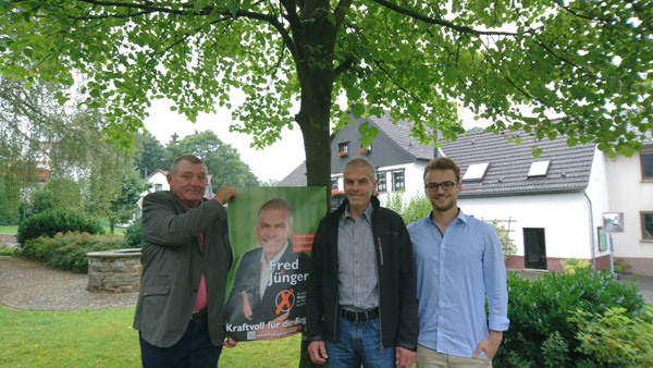 Von links: Harald Hsch (FDP-Fraktionsvorsitzender VG Rat) Fred Jngerich, Christian Chahem (stellvertretender Vorsitzender FDP Altenkirchen-Flammersfeld, Mitglied VG Rat Altenkirchen, Mitglied Landesvorstand FDP Rheinland-Pfalz). Foto: Privat