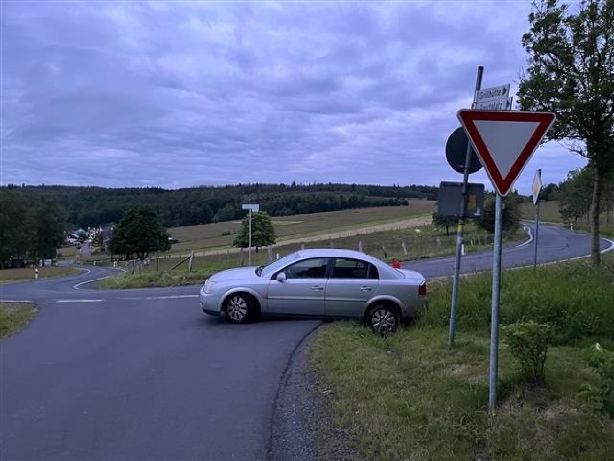 Verlassenes Unfallauto in Derschen entdeckt - Polizei sucht Fahrer